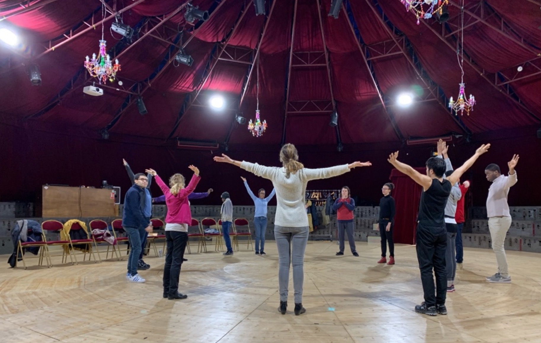 Sous le grand chapiteau, douze adultes autistes apprennent à se mettre en condition et à s’échauffer avant un spectacle.