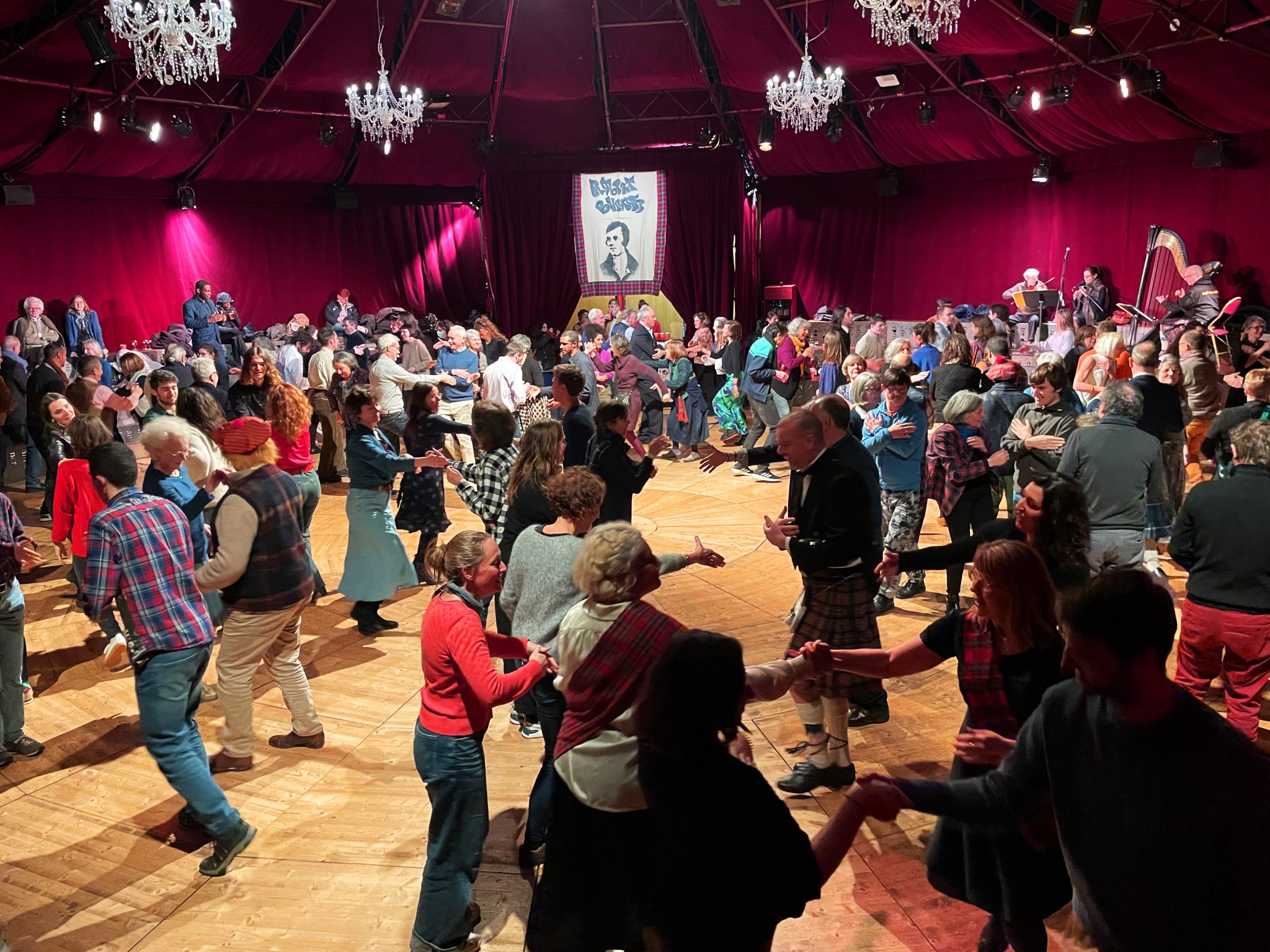 Aux Chapiteaux Turbulents, des artistes autistes font vibrer la porte de Champerret